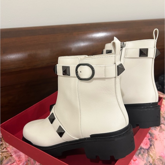 BNWT AND BOX VALENTINO ROMAN STUD COMBAT BOOTS size 41 - Picture 3 of 8